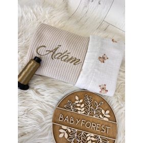   Hímzett névvel ellátott kötött babatakaró dupla gézzel